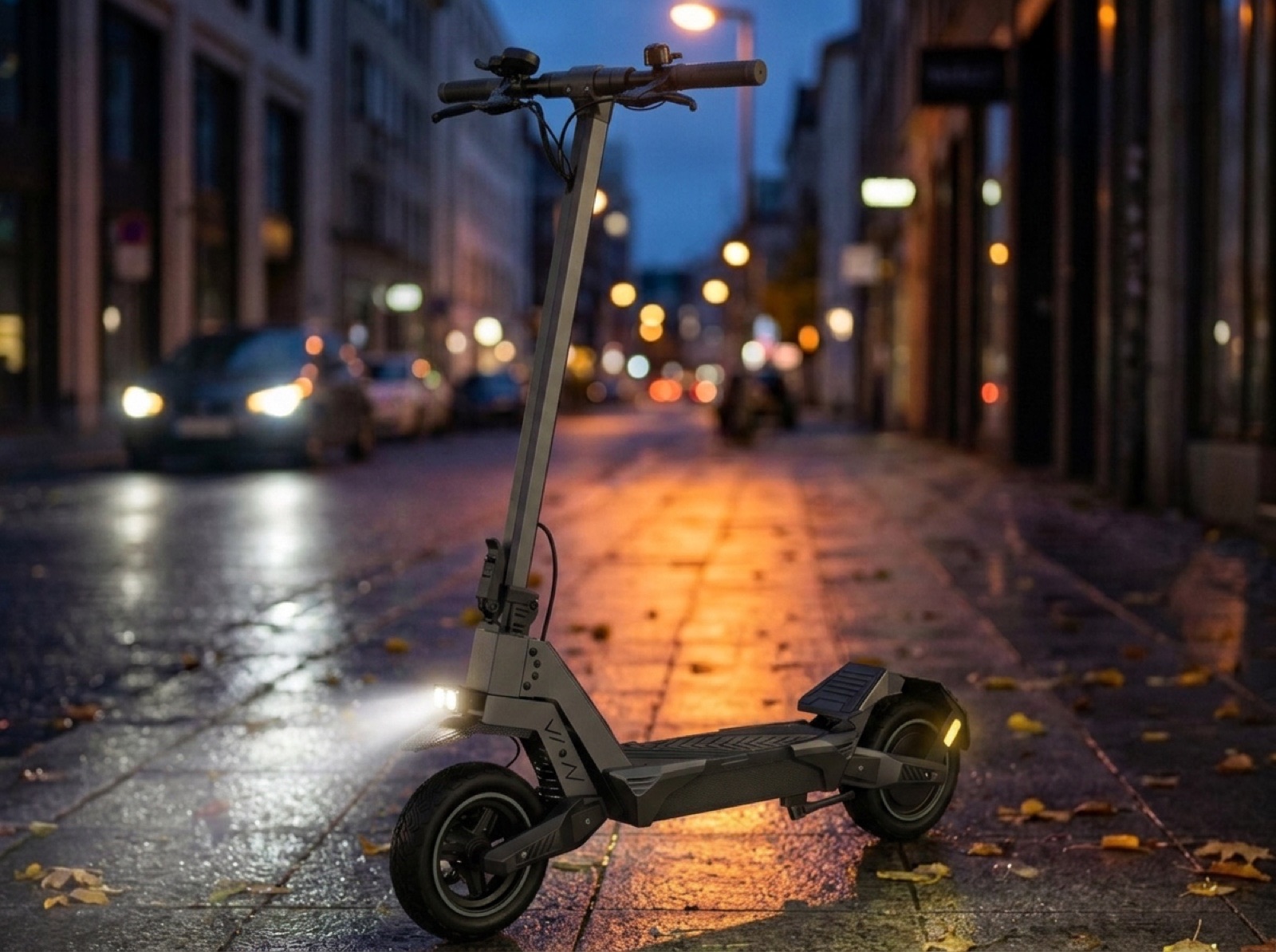 VOLTAN de nuit, phare et feu arrière allumés sur un trottoir mouillé